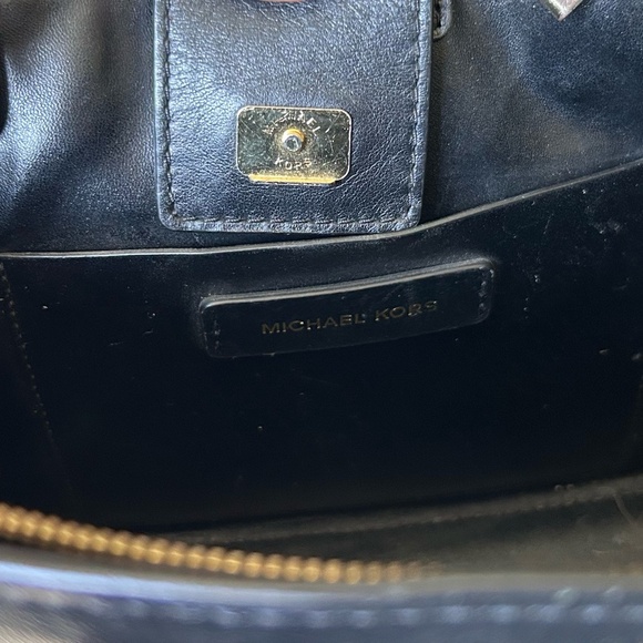 Michael Kors Over the shoulder detachable Handbag - WELL LOVED - Picture 5 of 5